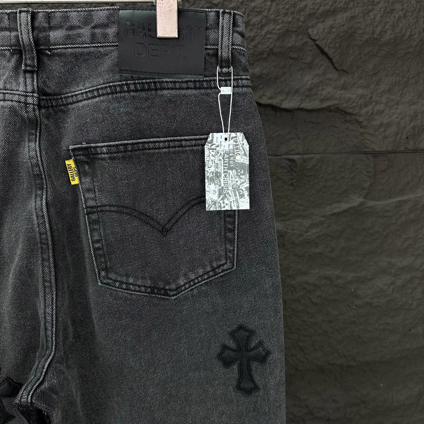 P270 GALLERY DEPT. Co-branded 2025 new style spliced ​​multiple cross-over leather couples style loose washed flared jeans 🔥High version🔥High version🔥 Top ceiling quality Styles with different washed textures are very friendly to people with thin legs and thick legs. The straight version is very flattering to the leg shape. Moderate length that never goes out of style, easy to match with casually, basic styling for various styles, a must-have in the wardrobe! The fabric is stiff but also makes the upper body soft without losing texture. The washing process is even more perfect. It is a must-have item for everyone! ! ! Washed wheat, hang tag, pants label, complete with three labels Color: washed black Size: 28, 30, 32, 34, 36 (five sizes)